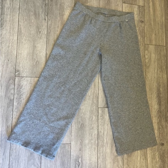 St. John Cropped Gray Sweat Pants - Picture 1 of 5